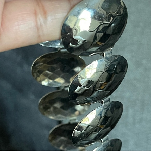 Vintage | Brutalist Hammered Wide Panel Link Graduated Metal Oval 18" Necklace - Picture 5 of 16